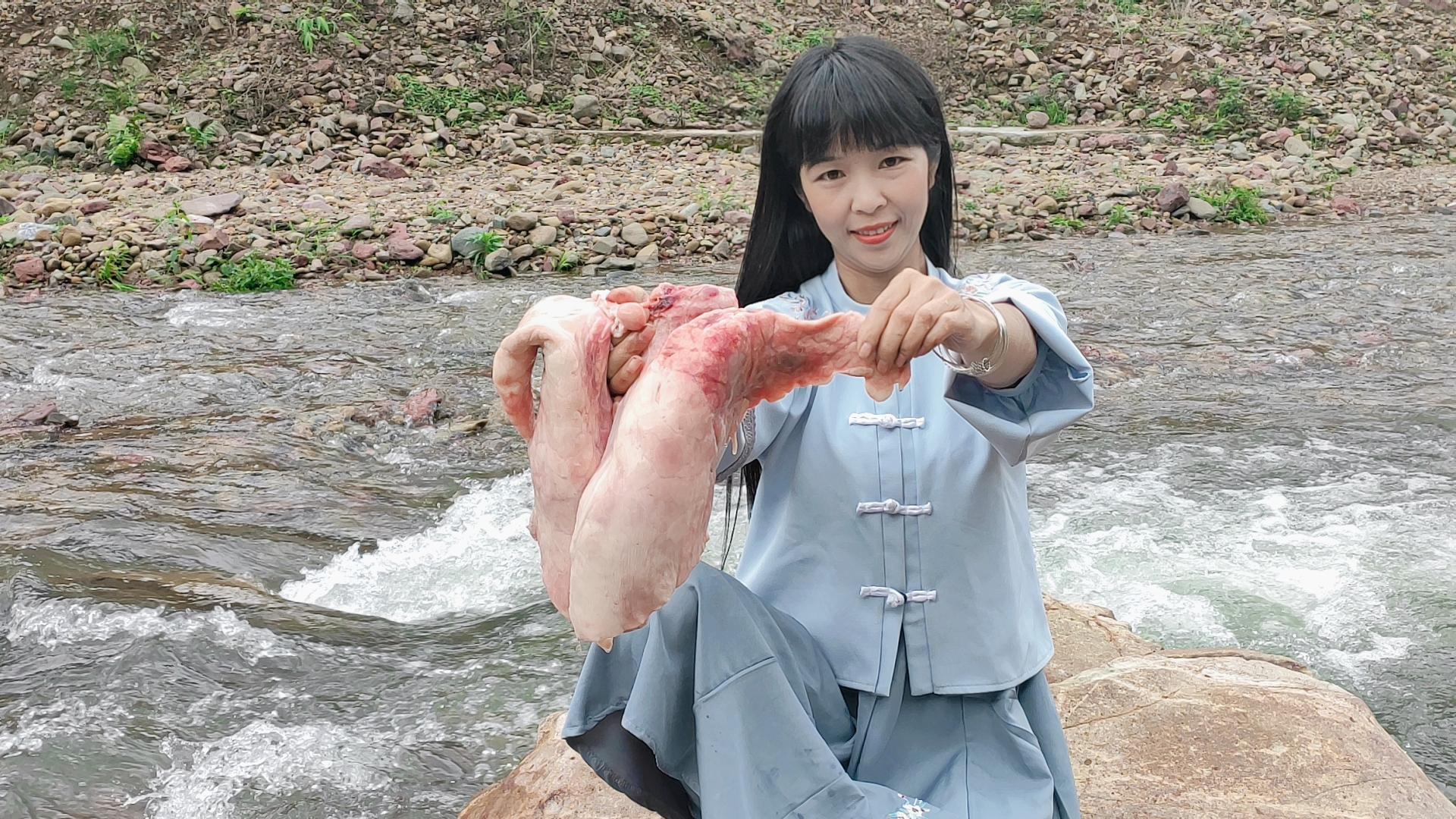 新鲜猪肺一瓶酒,猪肺出锅口水流,一口猪肺一口酒,人间美味
